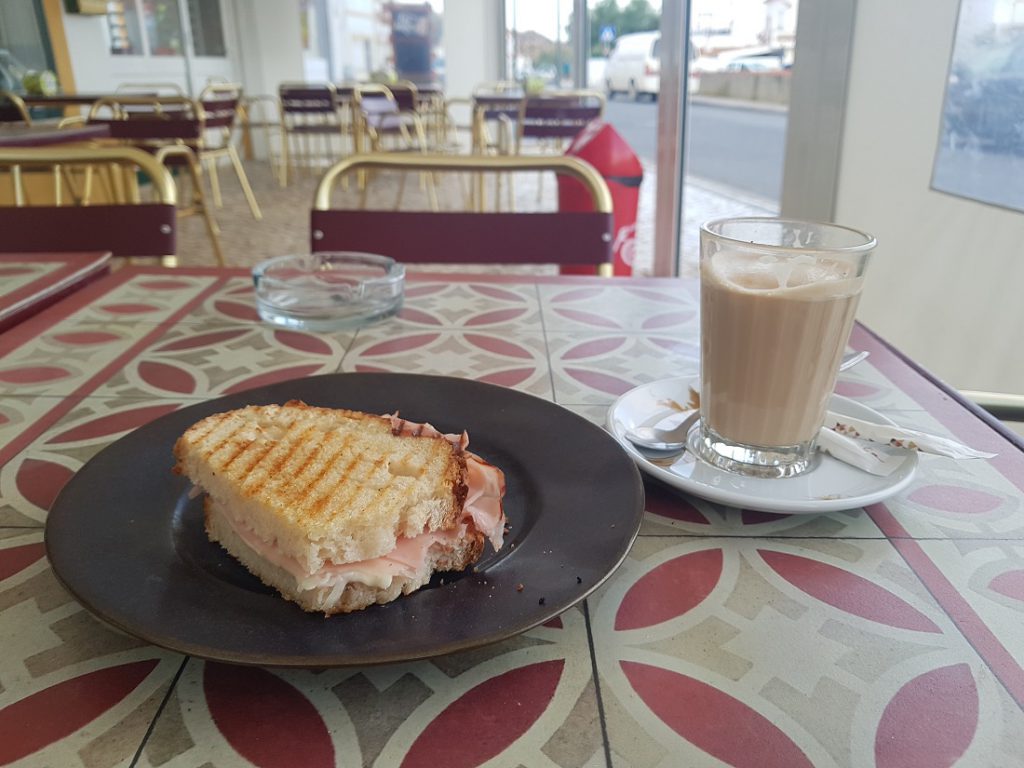 Cafe Galao und Sandwich zum Frühstück