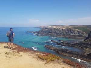 Mann an der Küste in Portugal am Wandern