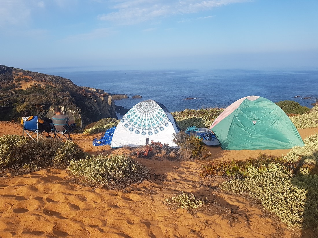 Camping Zelte an einer Küste