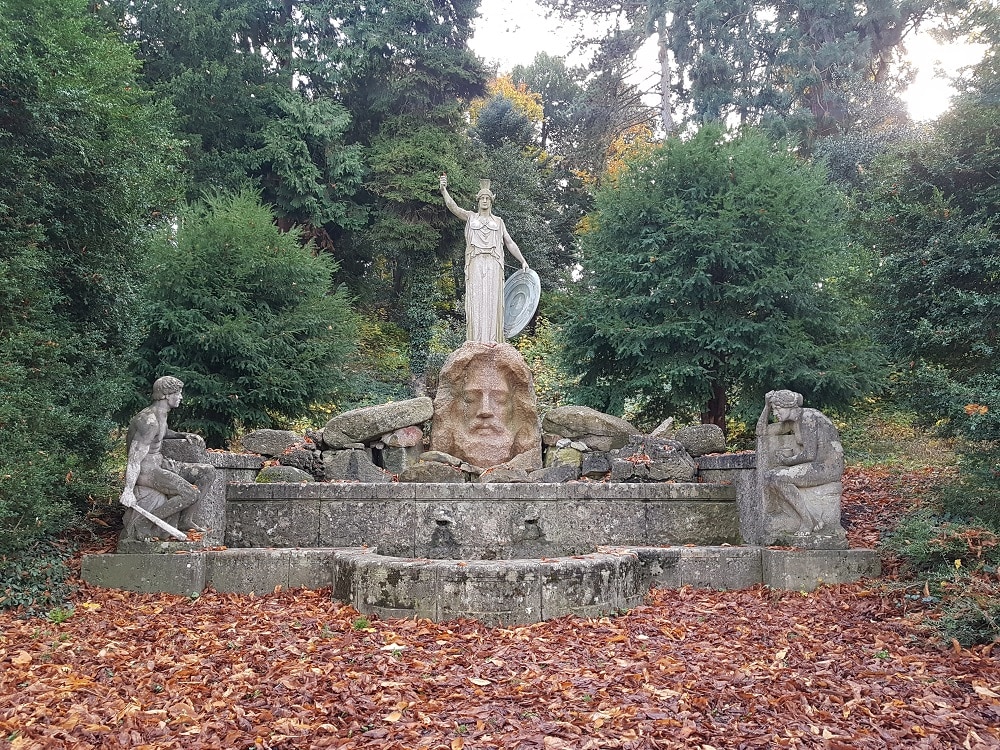 Brunnen mit Statue auf der Karlshöhe