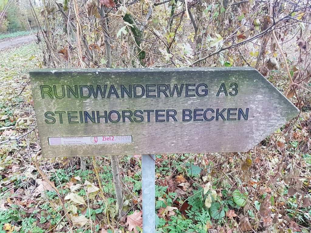 Hölzerne Wegmarkierung vom Rundwanderweg um das Steinhorster Becken
