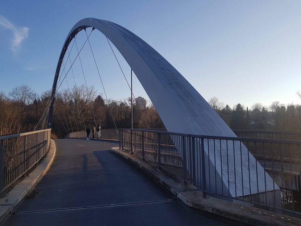 Schöne Brücke über dem Neckar