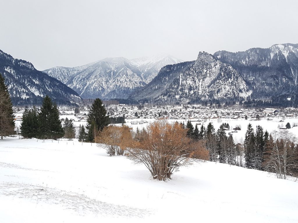 Blick auf verschneite Berge in Oberammergau