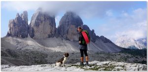 Bloggerin Romy von Etappen wandern mit Hund in den Bergen