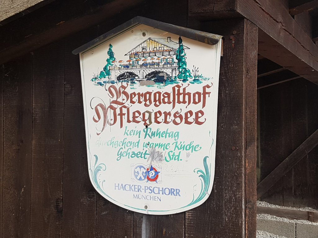 Schild mit Hinweis auf den Berggasthof Pflegersee