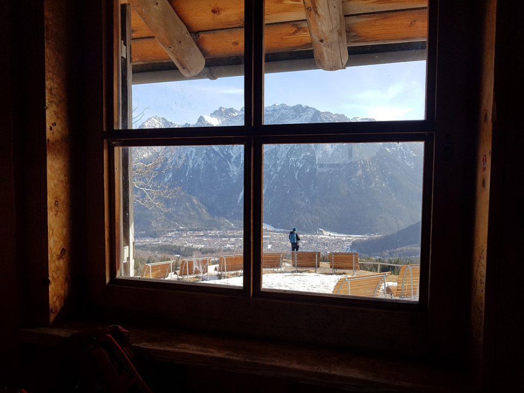 Blick durch ein Fenster auf das Wettersteingebirge
