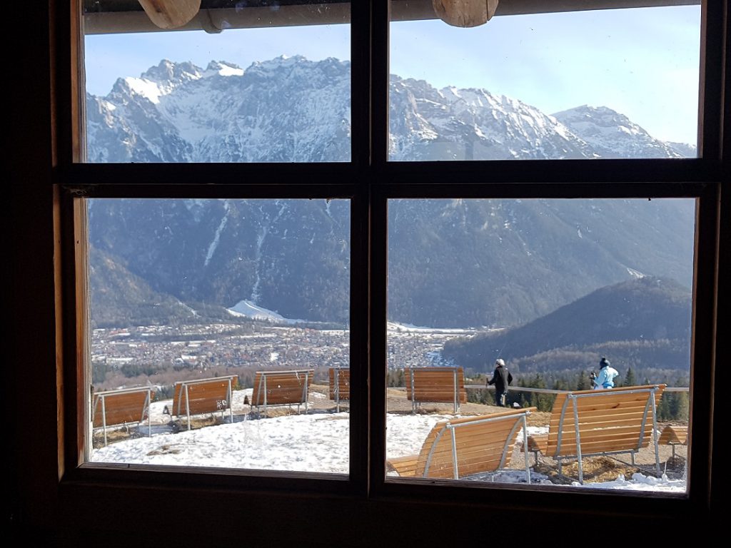 Blick durch ein Fenster auf das Wettersteingebirge