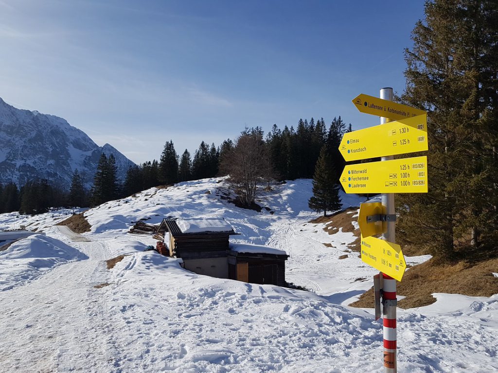 Wegweiser für Wanderwege auf dem Hohen Kranzberg