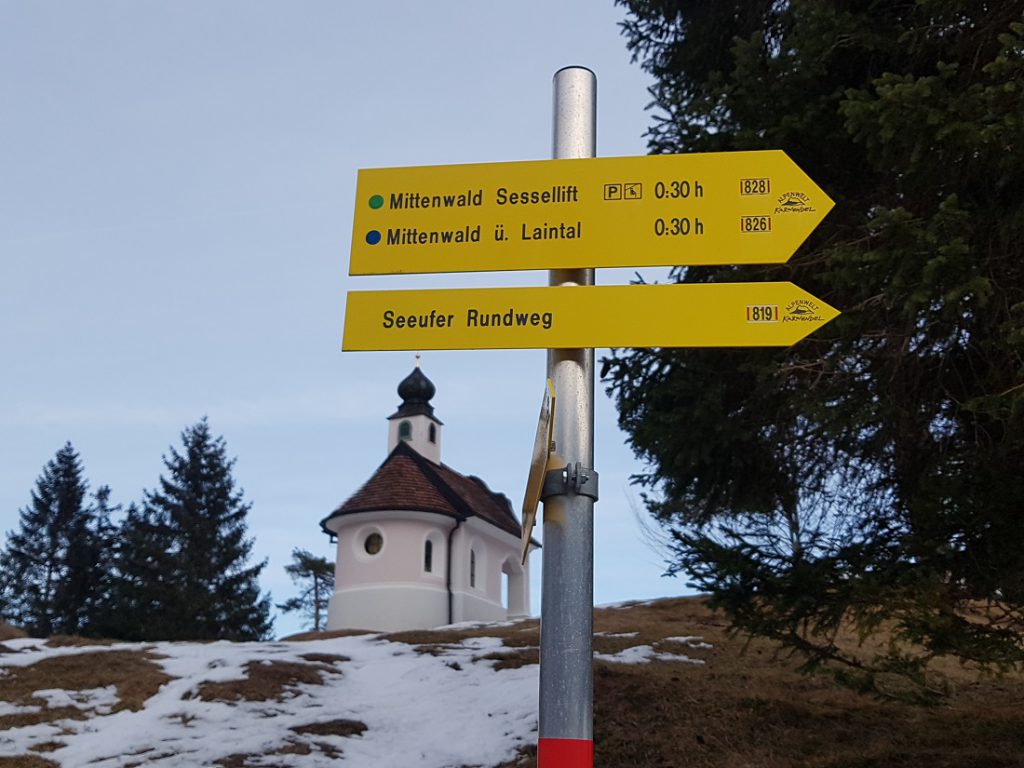 Kapelle Lautersee und Wegweiser für Wanderwege