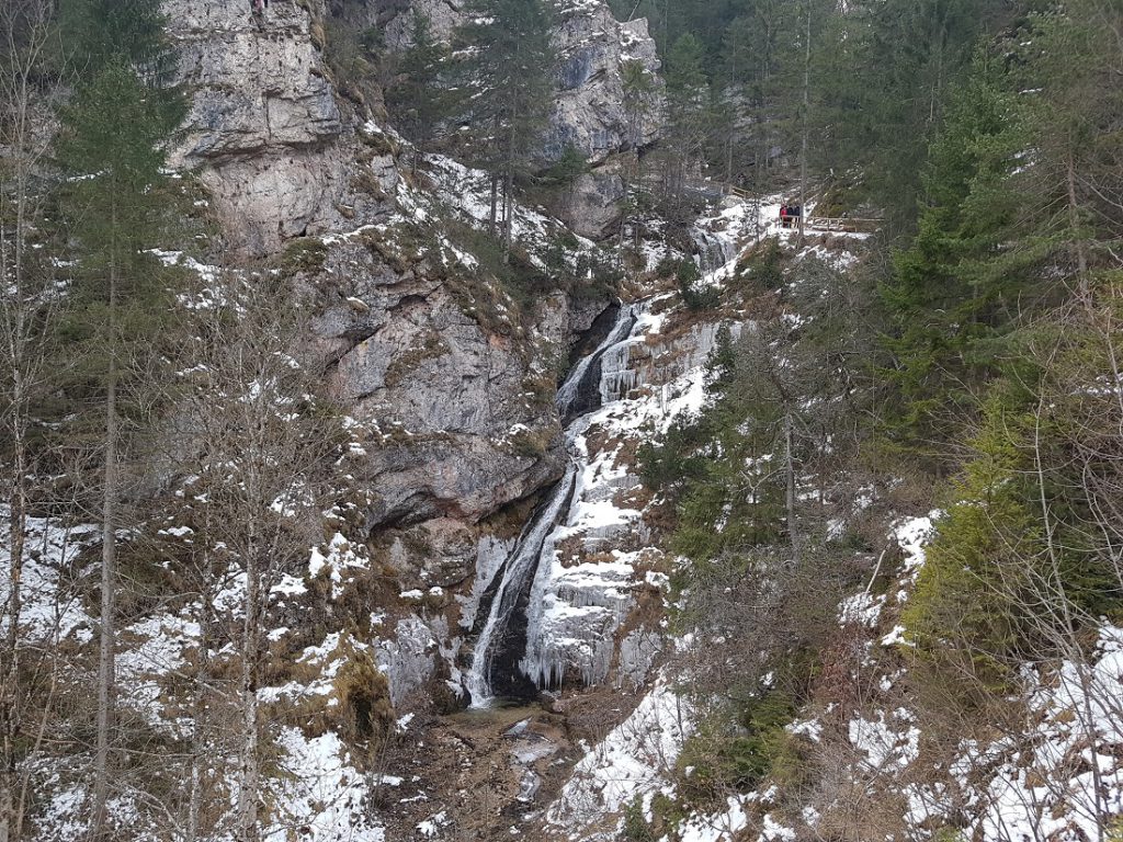 Blick auf den Lainbach Wasserfall bei Mittenwald