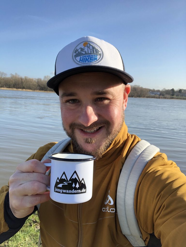 Blogger Nick aus Köln mit jungwandern-Tasse