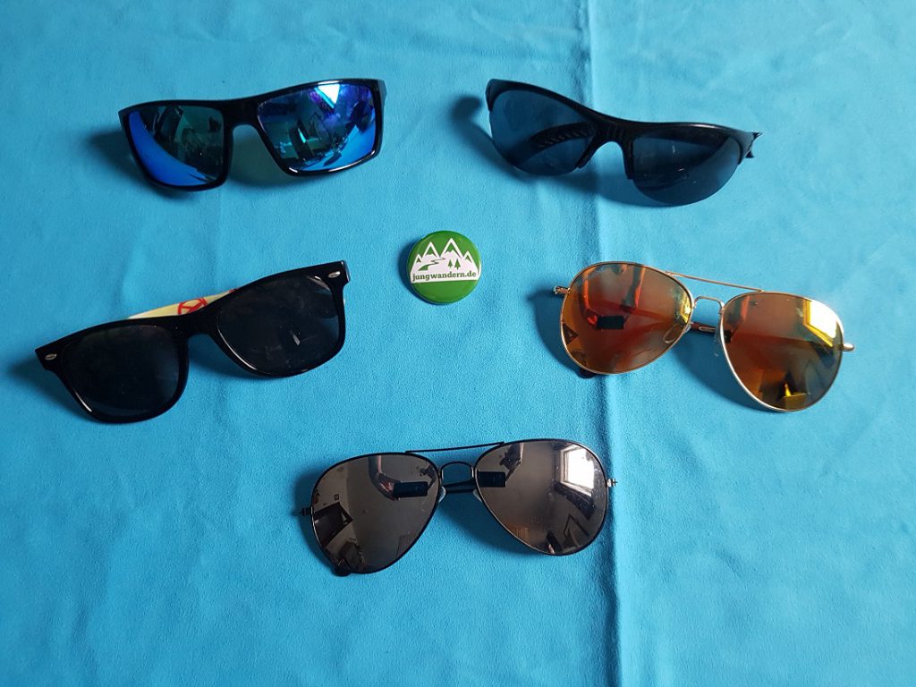Stylisch, praktisch, modern oder schlicht gehalten: Sonnenbrillen zum Wandern gibt es in Hülle und Fülle. Schaut doch mal rein!
