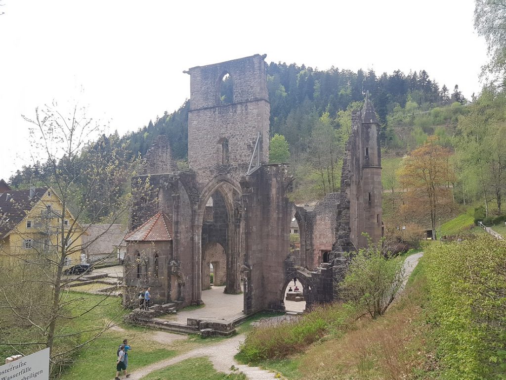 Klosterruine und Mauerreste