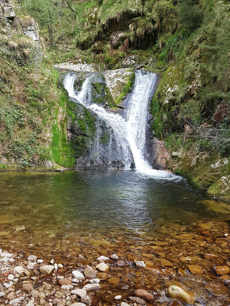 Wasserfall von unten
