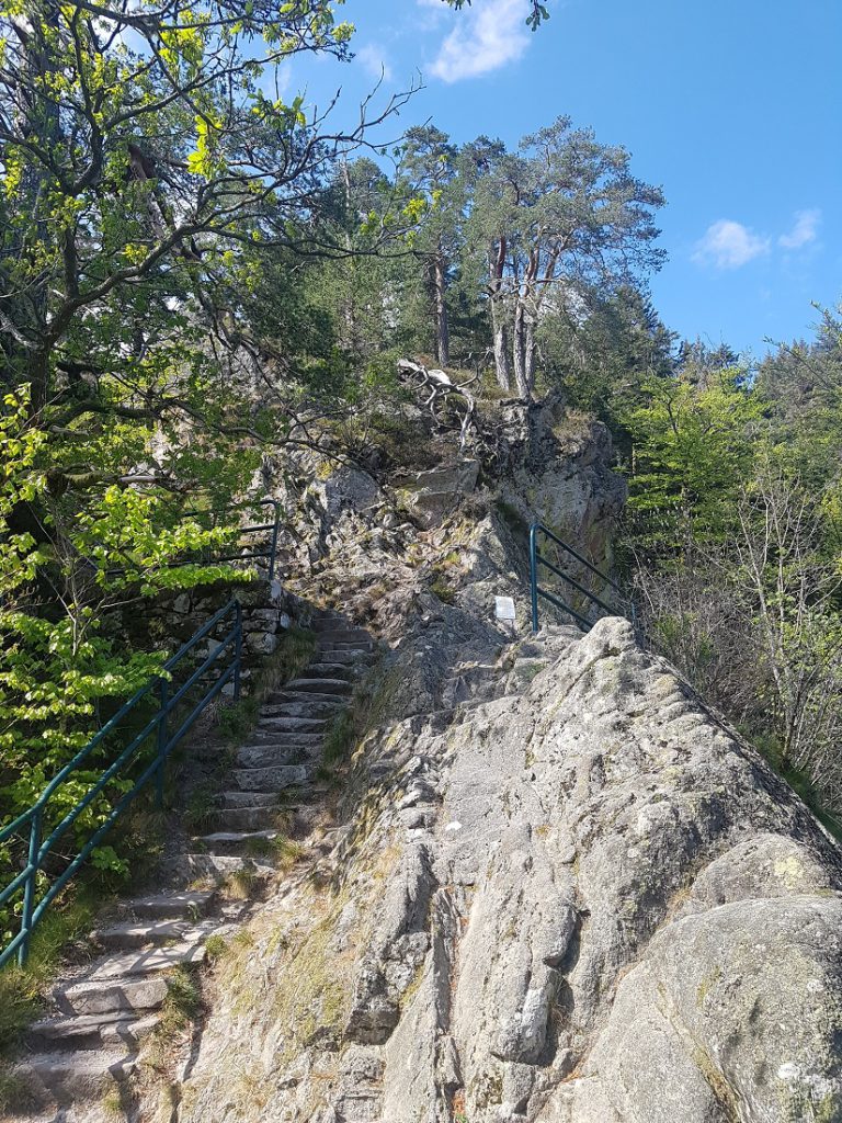 Steile Treppe an Felsen