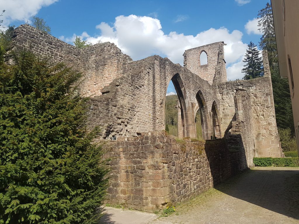 Alte Mauern einer Klosteranlage