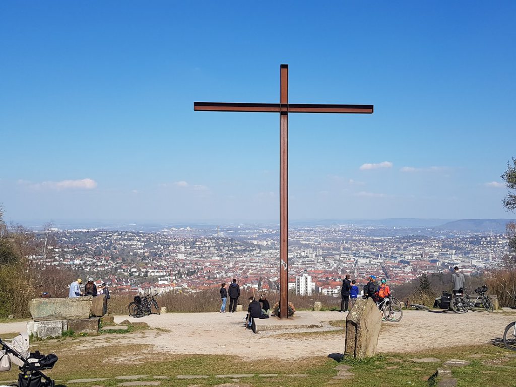 Gipfelkreuz mit Aussicht auf Stuttgart