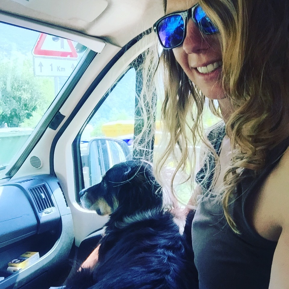 Steffi mit Hund im Van
