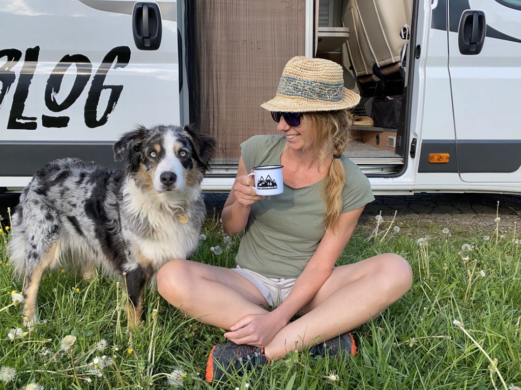 Steffi vom VanDogBlog mit jungwandern-Tasse und Hund