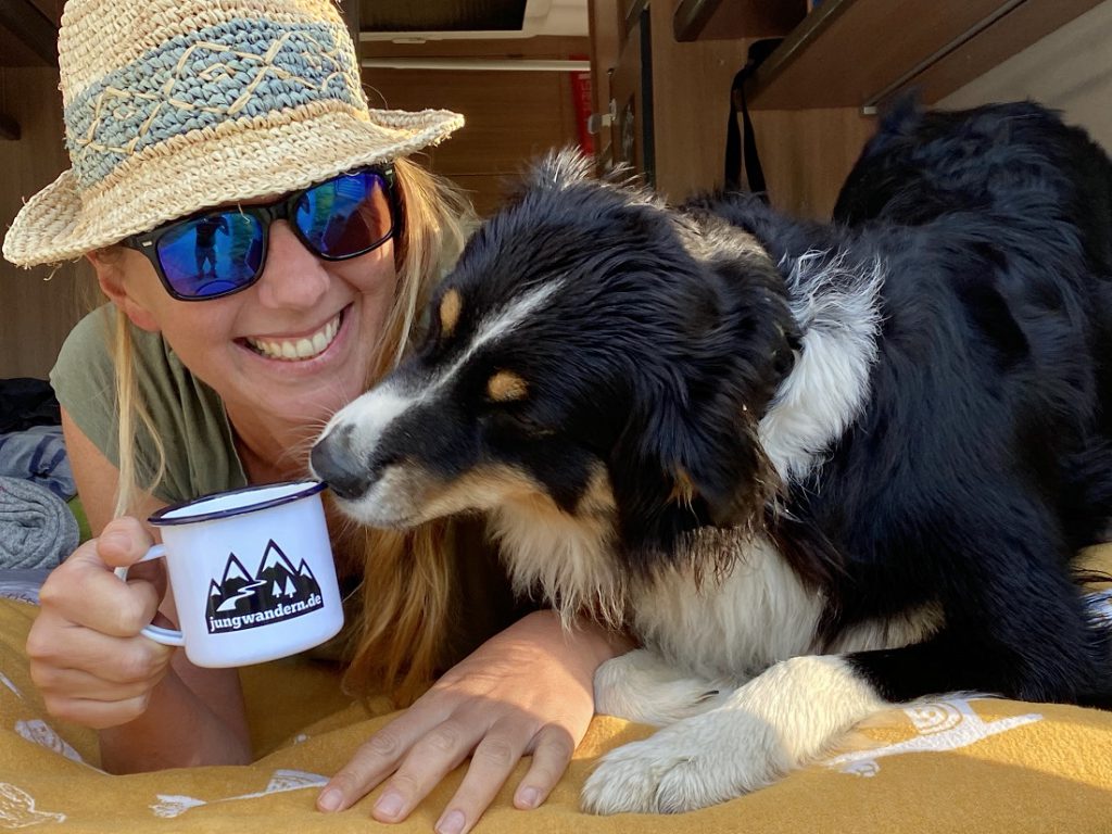 Bloggerin Steffi vom VanDogBlog mit Hund und jungwandern-Tasse