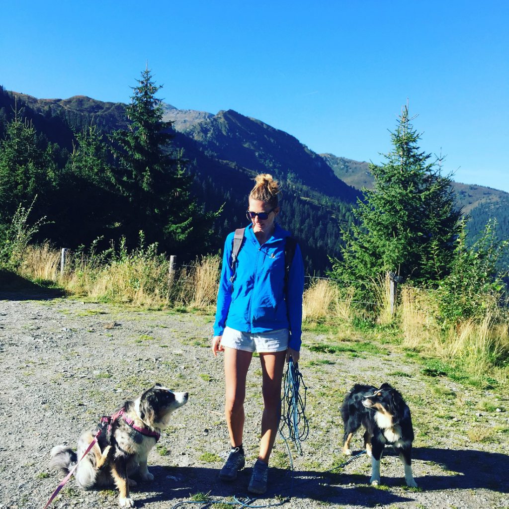 Steffi mit Hunden in den Bergen