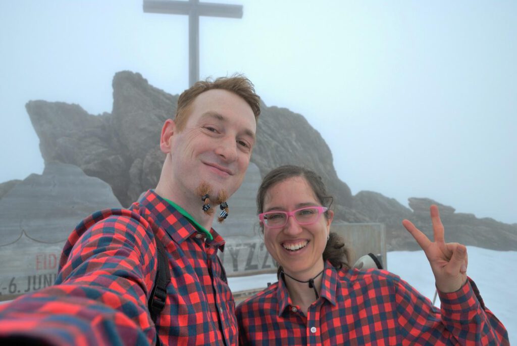 Mann und Frau vor Gipfelkreuz