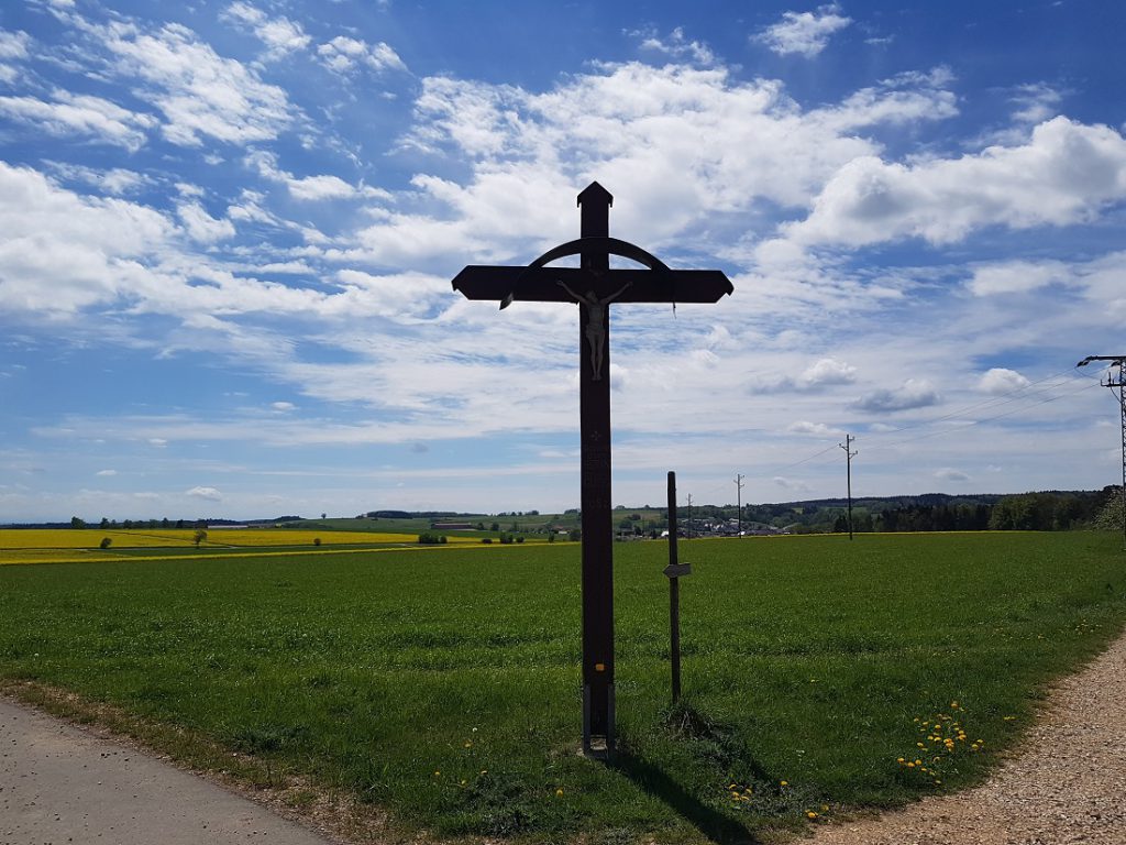 Kreuz am Wanderweg