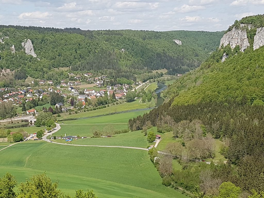 Blick auf die Felslandschaft vom Donautal