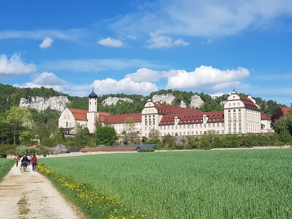Kloster vor Felslandschaft