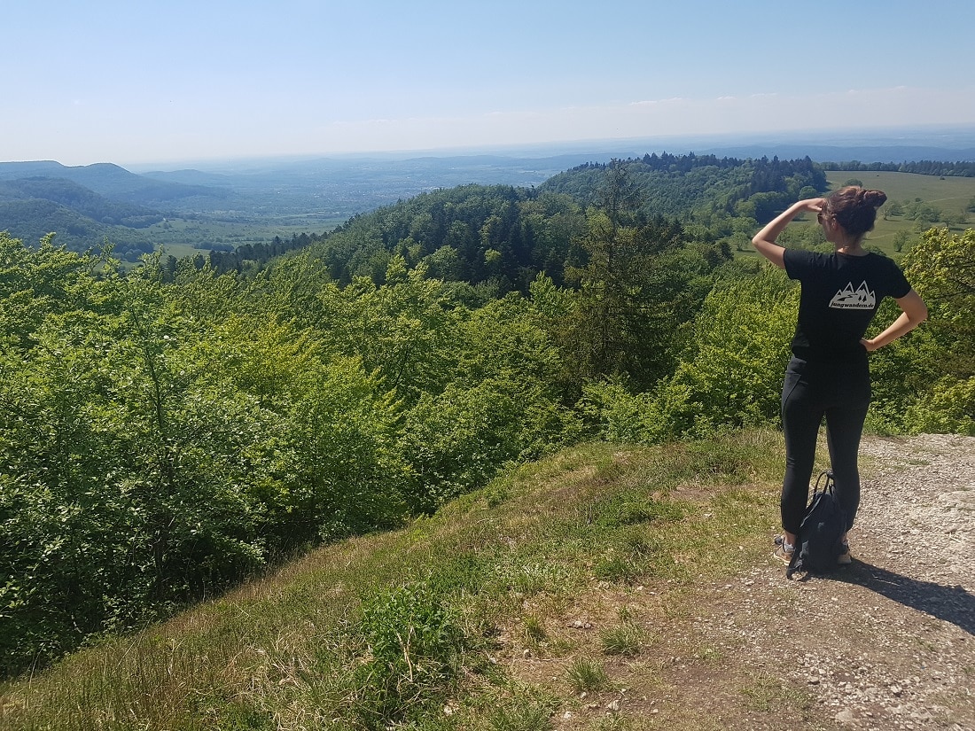 Junge Frau genießt Ausblick vom Roßberg