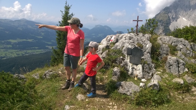 Frau mit Kind beim Wandern in den Bergen