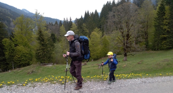 Mann und Kind beim wandern