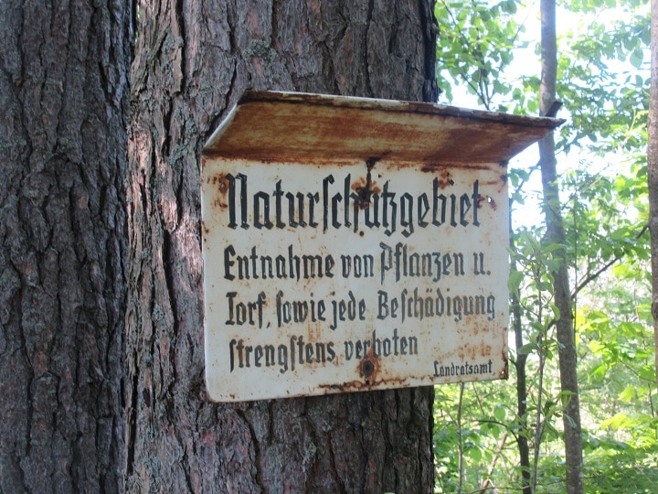 Uraltes Schild mit Schriftzug Naturschutzgebiet