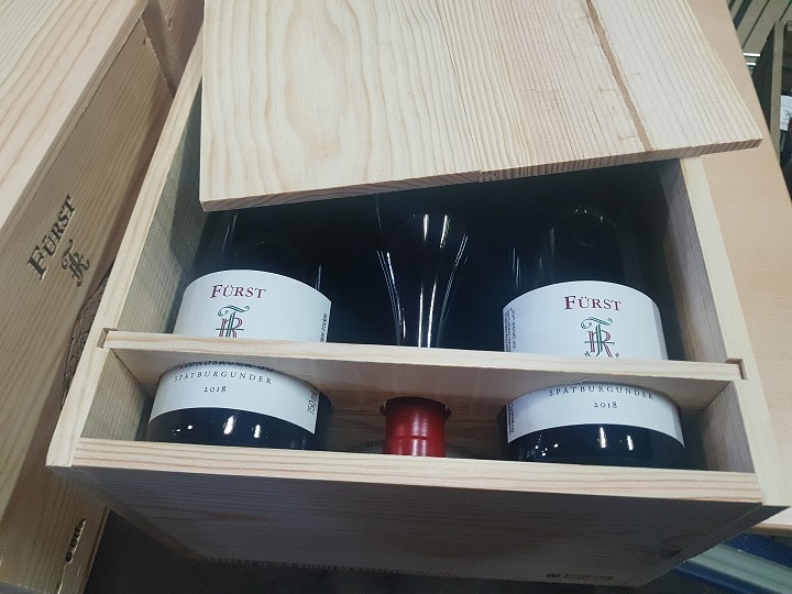 Weinflaschen in Holzbox