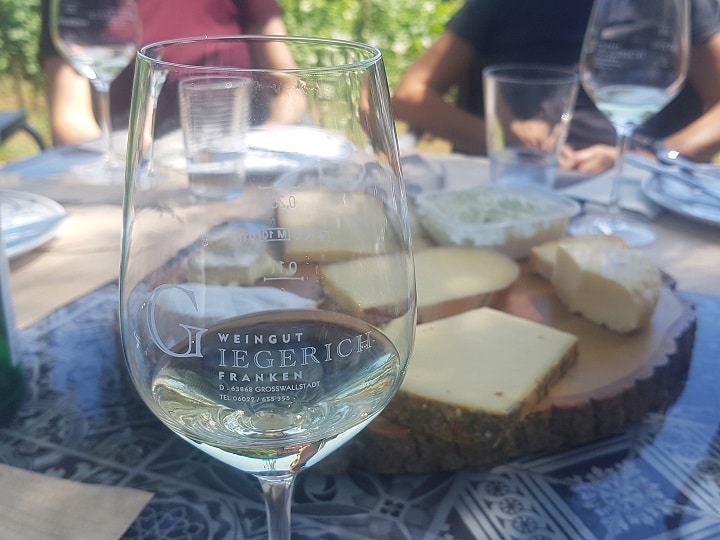 Glas Wein und Käse