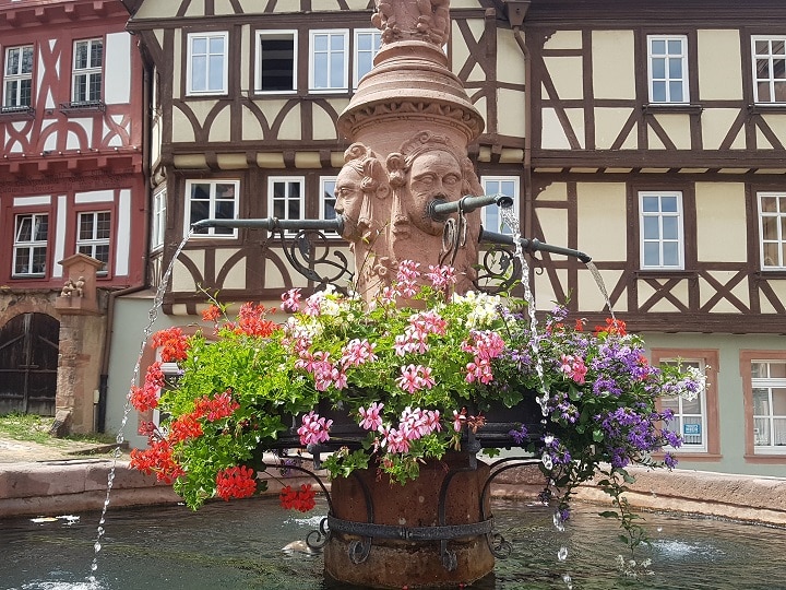 Brunnen mit bunten Blumen