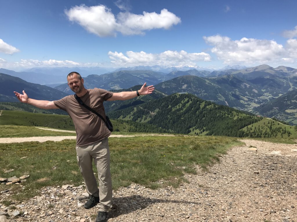 Hubert Mayer vom travellerblog in den Bergen