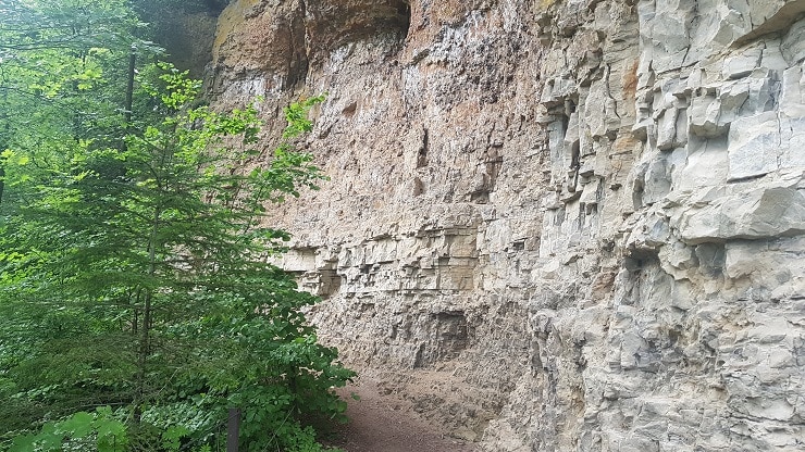 Wanderweg entlang einer hohen Felswand