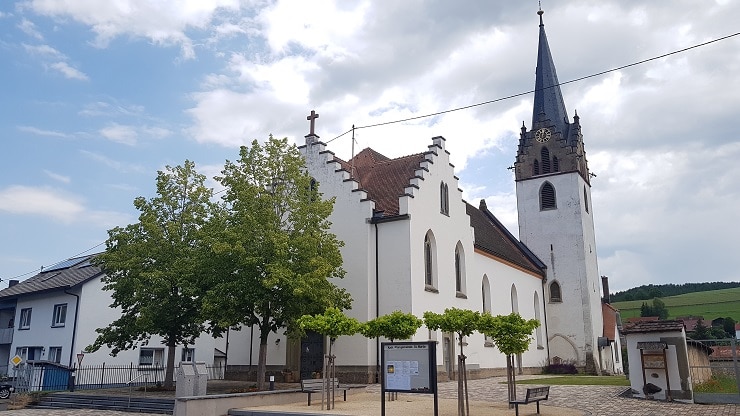 Kirche mit Kirchturm und Vorplatz