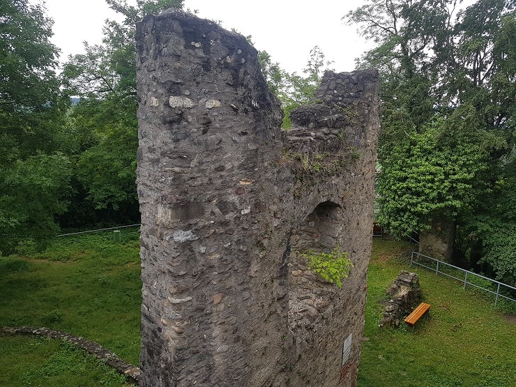 Alte Mauerreste einer Burgruine