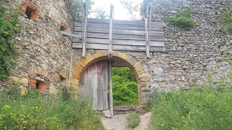 Eingang der Burgruine