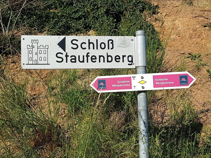 Wegweiser zum Schloss Staufenberg