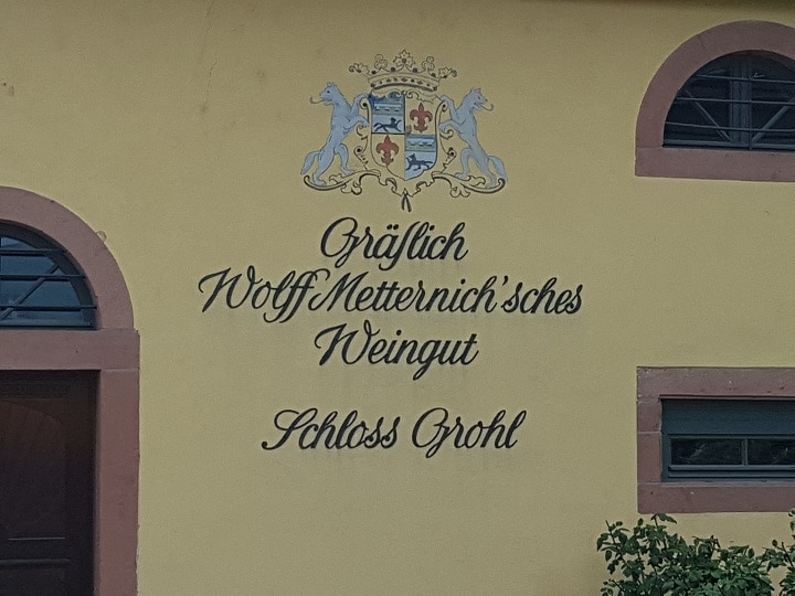 Schriftzug an Hausfassade vom Weingut Metternich