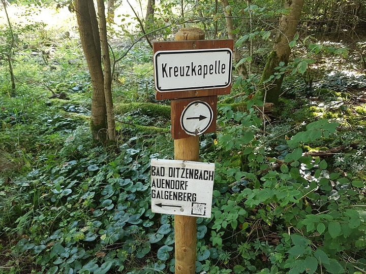 Wegweiser zur Kreuzhapelle und Bad Ditzenbach