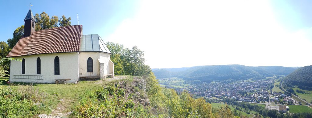 Blick auf Kapelle und Tal