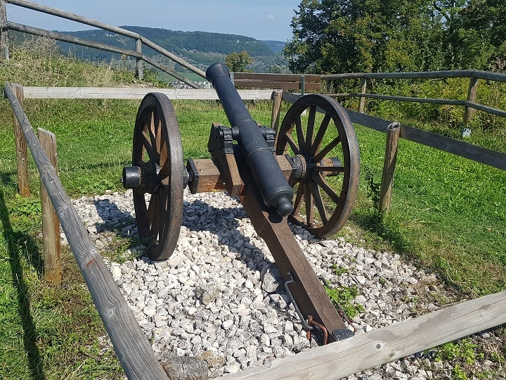 Kanone auf Burgruine