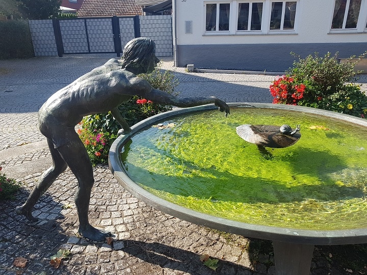Skulptur an Brunnen