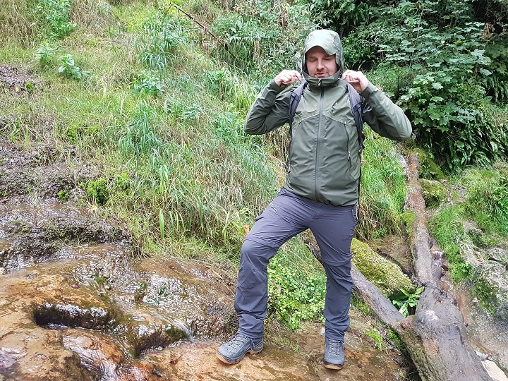 So. Erstmal alles passend zurecht ziehen, und dann ab unter den Wasserfall!