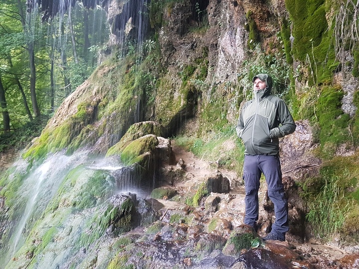 Wanderer unter Wasserfall