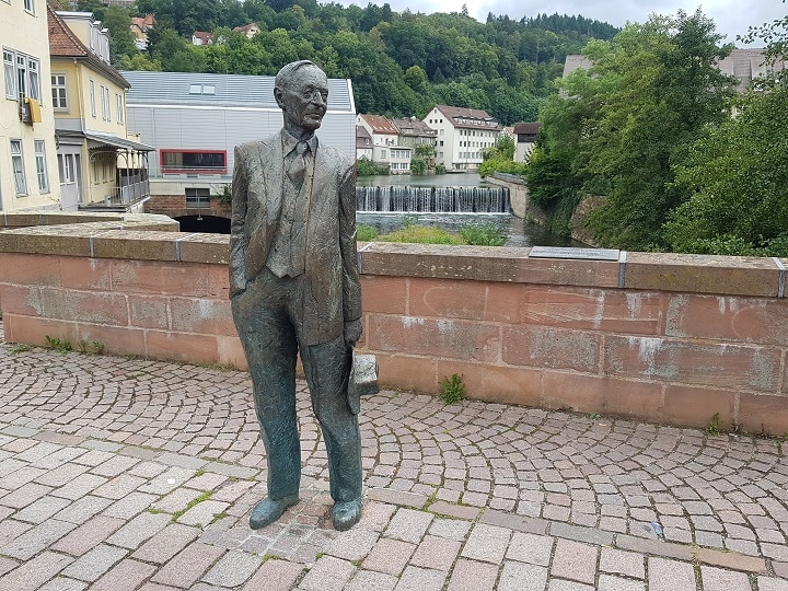 Hermann Hesse in Calw auf Brücke